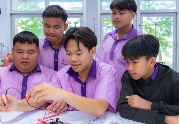 ภาพกิจกรรม คณะวิทยาศาสตร์และเทคโนโลยี มหาวิทยาลัยราชภัฏกำแพงเพชร ร่วมกับโรงเรียนคลองขลุงราษฎร์รังสรรค์ กำหนดจัดกิจกรรมค่ายบูรณาการวิทยาศาสตร์ คณิตศาสตร์และเทคโนโลยีเพื่อส่งเสริมนักเรียนในโครงการห้องเรียนพิเศษ (E-SMART) 