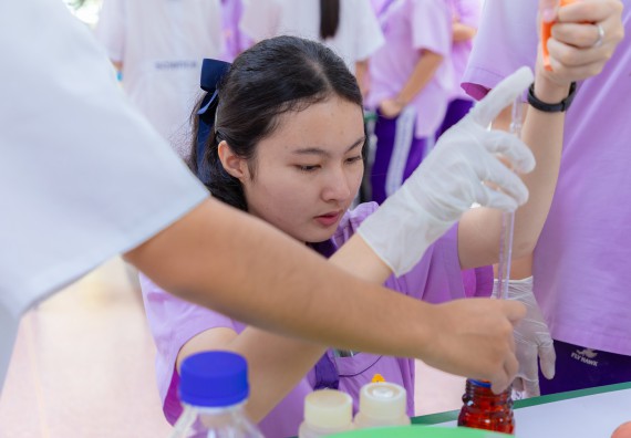 ภาพกิจกรรม คณะวิทยาศาสตร์และเทคโนโลยี มหาวิทยาลัยราชภัฏกำแพงเพชร ร่วมกับโรงเรียนคลองขลุงราษฎร์รังสรรค์ กำหนดจัดกิจกรรมค่ายบูรณาการวิทยาศาสตร์ คณิตศาสตร์และเทคโนโลยีเพื่อส่งเสริมนักเรียนในโครงการห้องเรียนพิเศษ (E-SMART) 