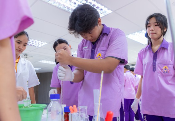 ภาพกิจกรรม คณะวิทยาศาสตร์และเทคโนโลยี มหาวิทยาลัยราชภัฏกำแพงเพชร ร่วมกับโรงเรียนคลองขลุงราษฎร์รังสรรค์ กำหนดจัดกิจกรรมค่ายบูรณาการวิทยาศาสตร์ คณิตศาสตร์และเทคโนโลยีเพื่อส่งเสริมนักเรียนในโครงการห้องเรียนพิเศษ (E-SMART) 