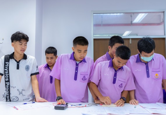 ภาพกิจกรรม คณะวิทยาศาสตร์และเทคโนโลยี มหาวิทยาลัยราชภัฏกำแพงเพชร ร่วมกับโรงเรียนคลองขลุงราษฎร์รังสรรค์ กำหนดจัดกิจกรรมค่ายบูรณาการวิทยาศาสตร์ คณิตศาสตร์และเทคโนโลยีเพื่อส่งเสริมนักเรียนในโครงการห้องเรียนพิเศษ (E-SMART) 