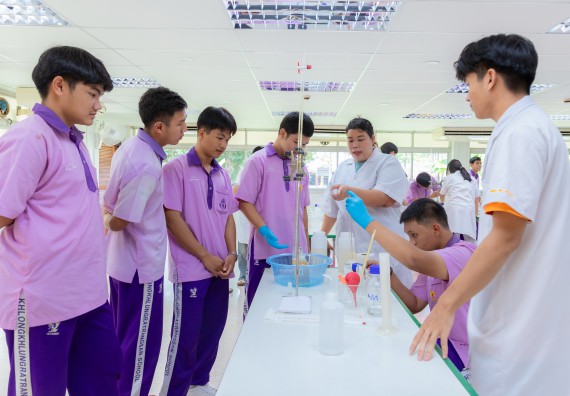 ภาพกิจกรรม คณะวิทยาศาสตร์และเทคโนโลยี มหาวิทยาลัยราชภัฏกำแพงเพชร ร่วมกับโรงเรียนคลองขลุงราษฎร์รังสรรค์ กำหนดจัดกิจกรรมค่ายบูรณาการวิทยาศาสตร์ คณิตศาสตร์และเทคโนโลยีเพื่อส่งเสริมนักเรียนในโครงการห้องเรียนพิเศษ (E-SMART) 