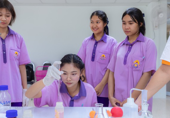 ภาพกิจกรรม คณะวิทยาศาสตร์และเทคโนโลยี มหาวิทยาลัยราชภัฏกำแพงเพชร ร่วมกับโรงเรียนคลองขลุงราษฎร์รังสรรค์ กำหนดจัดกิจกรรมค่ายบูรณาการวิทยาศาสตร์ คณิตศาสตร์และเทคโนโลยีเพื่อส่งเสริมนักเรียนในโครงการห้องเรียนพิเศษ (E-SMART) 