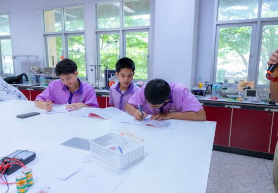 ภาพกิจกรรม คณะวิทยาศาสตร์และเทคโนโลยี มหาวิทยาลัยราชภัฏกำแพงเพชร ร่วมกับโรงเรียนคลองขลุงราษฎร์รังสรรค์ กำหนดจัดกิจกรรมค่ายบูรณาการวิทยาศาสตร์ คณิตศาสตร์และเทคโนโลยีเพื่อส่งเสริมนักเรียนในโครงการห้องเรียนพิเศษ (E-SMART) 