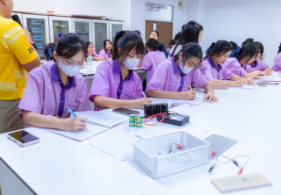 ภาพกิจกรรม คณะวิทยาศาสตร์และเทคโนโลยี มหาวิทยาลัยราชภัฏกำแพงเพชร ร่วมกับโรงเรียนคลองขลุงราษฎร์รังสรรค์ กำหนดจัดกิจกรรมค่ายบูรณาการวิทยาศาสตร์ คณิตศาสตร์และเทคโนโลยีเพื่อส่งเสริมนักเรียนในโครงการห้องเรียนพิเศษ (E-SMART) 