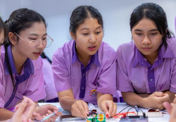 ภาพกิจกรรม คณะวิทยาศาสตร์และเทคโนโลยี มหาวิทยาลัยราชภัฏกำแพงเพชร ร่วมกับโรงเรียนคลองขลุงราษฎร์รังสรรค์ กำหนดจัดกิจกรรมค่ายบูรณาการวิทยาศาสตร์ คณิตศาสตร์และเทคโนโลยีเพื่อส่งเสริมนักเรียนในโครงการห้องเรียนพิเศษ (E-SMART) 