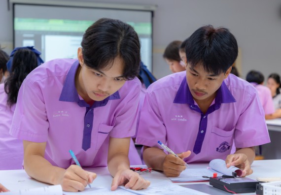 ภาพกิจกรรม คณะวิทยาศาสตร์และเทคโนโลยี มหาวิทยาลัยราชภัฏกำแพงเพชร ร่วมกับโรงเรียนคลองขลุงราษฎร์รังสรรค์ กำหนดจัดกิจกรรมค่ายบูรณาการวิทยาศาสตร์ คณิตศาสตร์และเทคโนโลยีเพื่อส่งเสริมนักเรียนในโครงการห้องเรียนพิเศษ (E-SMART) 