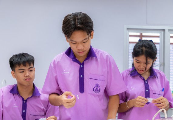 ภาพกิจกรรม คณะวิทยาศาสตร์และเทคโนโลยี มหาวิทยาลัยราชภัฏกำแพงเพชร ร่วมกับโรงเรียนคลองขลุงราษฎร์รังสรรค์ กำหนดจัดกิจกรรมค่ายบูรณาการวิทยาศาสตร์ คณิตศาสตร์และเทคโนโลยีเพื่อส่งเสริมนักเรียนในโครงการห้องเรียนพิเศษ (E-SMART) 