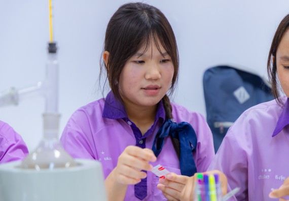 ภาพกิจกรรม คณะวิทยาศาสตร์และเทคโนโลยี มหาวิทยาลัยราชภัฏกำแพงเพชร ร่วมกับโรงเรียนคลองขลุงราษฎร์รังสรรค์ กำหนดจัดกิจกรรมค่ายบูรณาการวิทยาศาสตร์ คณิตศาสตร์และเทคโนโลยีเพื่อส่งเสริมนักเรียนในโครงการห้องเรียนพิเศษ (E-SMART) 