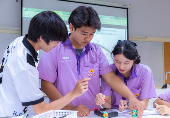 ภาพกิจกรรม คณะวิทยาศาสตร์และเทคโนโลยี มหาวิทยาลัยราชภัฏกำแพงเพชร ร่วมกับโรงเรียนคลองขลุงราษฎร์รังสรรค์ กำหนดจัดกิจกรรมค่ายบูรณาการวิทยาศาสตร์ คณิตศาสตร์และเทคโนโลยีเพื่อส่งเสริมนักเรียนในโครงการห้องเรียนพิเศษ (E-SMART) 