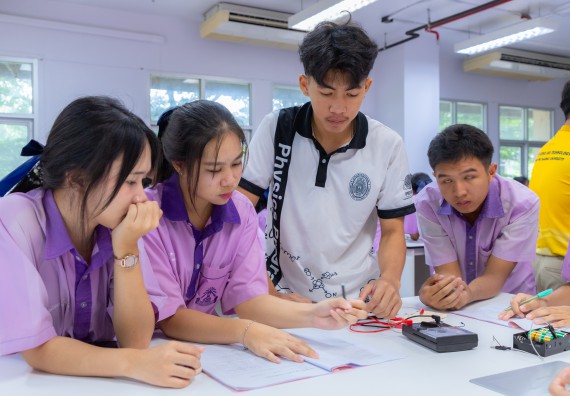 ภาพกิจกรรม คณะวิทยาศาสตร์และเทคโนโลยี มหาวิทยาลัยราชภัฏกำแพงเพชร ร่วมกับโรงเรียนคลองขลุงราษฎร์รังสรรค์ กำหนดจัดกิจกรรมค่ายบูรณาการวิทยาศาสตร์ คณิตศาสตร์และเทคโนโลยีเพื่อส่งเสริมนักเรียนในโครงการห้องเรียนพิเศษ (E-SMART) 