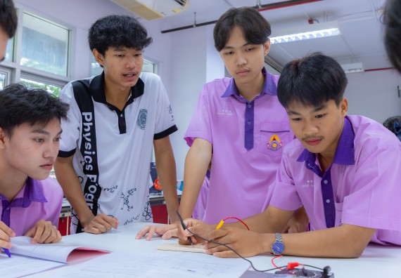 ภาพกิจกรรม คณะวิทยาศาสตร์และเทคโนโลยี มหาวิทยาลัยราชภัฏกำแพงเพชร ร่วมกับโรงเรียนคลองขลุงราษฎร์รังสรรค์ กำหนดจัดกิจกรรมค่ายบูรณาการวิทยาศาสตร์ คณิตศาสตร์และเทคโนโลยีเพื่อส่งเสริมนักเรียนในโครงการห้องเรียนพิเศษ (E-SMART) 