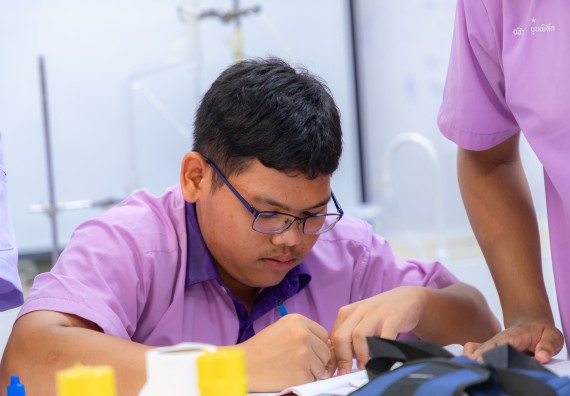 ภาพกิจกรรม คณะวิทยาศาสตร์และเทคโนโลยี มหาวิทยาลัยราชภัฏกำแพงเพชร ร่วมกับโรงเรียนคลองขลุงราษฎร์รังสรรค์ กำหนดจัดกิจกรรมค่ายบูรณาการวิทยาศาสตร์ คณิตศาสตร์และเทคโนโลยีเพื่อส่งเสริมนักเรียนในโครงการห้องเรียนพิเศษ (E-SMART) 