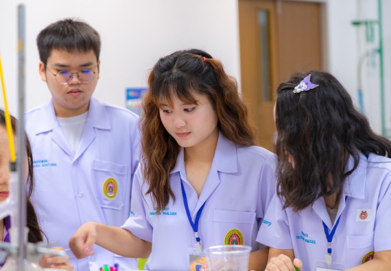 ภาพกิจกรรม คณะวิทยาศาสตร์และเทคโนโลยี มหาวิทยาลัยราชภัฏกำแพงเพชร ร่วมกับโรงเรียนคลองขลุงราษฎร์รังสรรค์ กำหนดจัดกิจกรรมค่ายบูรณาการวิทยาศาสตร์ คณิตศาสตร์และเทคโนโลยีเพื่อส่งเสริมนักเรียนในโครงการห้องเรียนพิเศษ (E-SMART) 