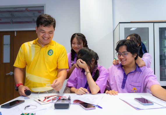 ภาพกิจกรรม คณะวิทยาศาสตร์และเทคโนโลยี มหาวิทยาลัยราชภัฏกำแพงเพชร ร่วมกับโรงเรียนคลองขลุงราษฎร์รังสรรค์ กำหนดจัดกิจกรรมค่ายบูรณาการวิทยาศาสตร์ คณิตศาสตร์และเทคโนโลยีเพื่อส่งเสริมนักเรียนในโครงการห้องเรียนพิเศษ (E-SMART) 