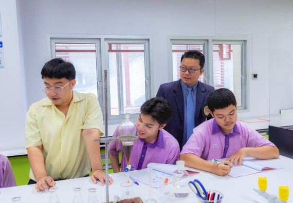 ภาพกิจกรรม คณะวิทยาศาสตร์และเทคโนโลยี มหาวิทยาลัยราชภัฏกำแพงเพชร ร่วมกับโรงเรียนคลองขลุงราษฎร์รังสรรค์ กำหนดจัดกิจกรรมค่ายบูรณาการวิทยาศาสตร์ คณิตศาสตร์และเทคโนโลยีเพื่อส่งเสริมนักเรียนในโครงการห้องเรียนพิเศษ (E-SMART) 