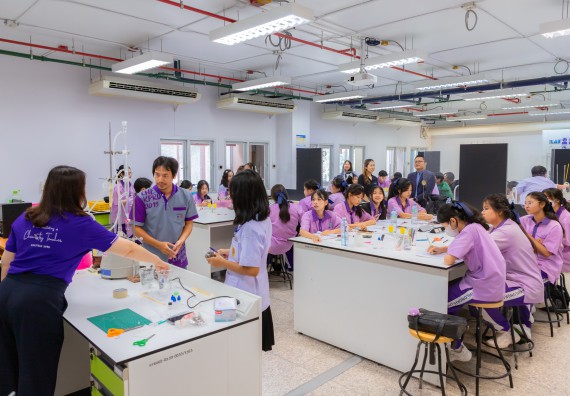 ภาพกิจกรรม คณะวิทยาศาสตร์และเทคโนโลยี มหาวิทยาลัยราชภัฏกำแพงเพชร ร่วมกับโรงเรียนคลองขลุงราษฎร์รังสรรค์ กำหนดจัดกิจกรรมค่ายบูรณาการวิทยาศาสตร์ คณิตศาสตร์และเทคโนโลยีเพื่อส่งเสริมนักเรียนในโครงการห้องเรียนพิเศษ (E-SMART) 