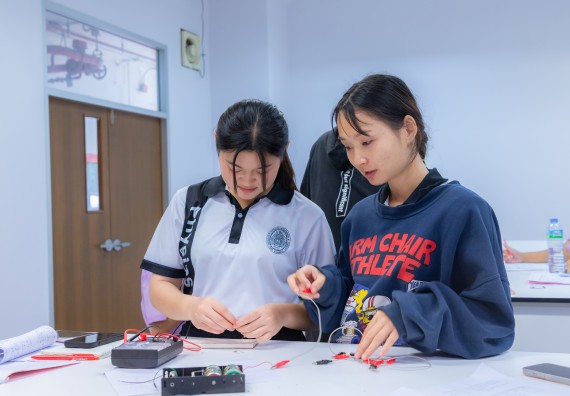 ภาพกิจกรรม คณะวิทยาศาสตร์และเทคโนโลยี มหาวิทยาลัยราชภัฏกำแพงเพชร ร่วมกับโรงเรียนคลองขลุงราษฎร์รังสรรค์ กำหนดจัดกิจกรรมค่ายบูรณาการวิทยาศาสตร์ คณิตศาสตร์และเทคโนโลยีเพื่อส่งเสริมนักเรียนในโครงการห้องเรียนพิเศษ (E-SMART) 