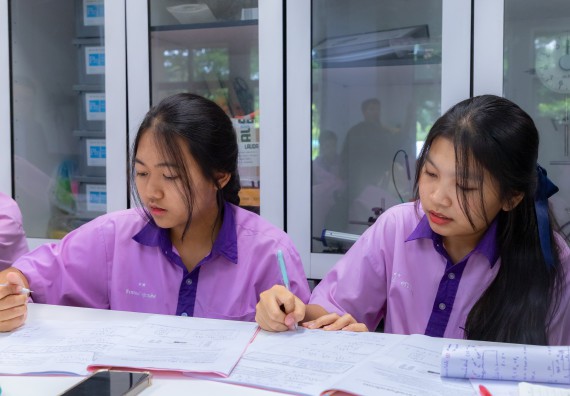 ภาพกิจกรรม คณะวิทยาศาสตร์และเทคโนโลยี มหาวิทยาลัยราชภัฏกำแพงเพชร ร่วมกับโรงเรียนคลองขลุงราษฎร์รังสรรค์ กำหนดจัดกิจกรรมค่ายบูรณาการวิทยาศาสตร์ คณิตศาสตร์และเทคโนโลยีเพื่อส่งเสริมนักเรียนในโครงการห้องเรียนพิเศษ (E-SMART) 