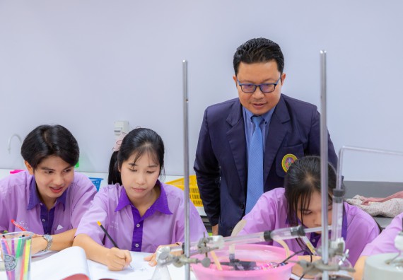 ภาพกิจกรรม คณะวิทยาศาสตร์และเทคโนโลยี มหาวิทยาลัยราชภัฏกำแพงเพชร ร่วมกับโรงเรียนคลองขลุงราษฎร์รังสรรค์ กำหนดจัดกิจกรรมค่ายบูรณาการวิทยาศาสตร์ คณิตศาสตร์และเทคโนโลยีเพื่อส่งเสริมนักเรียนในโครงการห้องเรียนพิเศษ (E-SMART) 