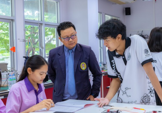 ภาพกิจกรรม คณะวิทยาศาสตร์และเทคโนโลยี มหาวิทยาลัยราชภัฏกำแพงเพชร ร่วมกับโรงเรียนคลองขลุงราษฎร์รังสรรค์ กำหนดจัดกิจกรรมค่ายบูรณาการวิทยาศาสตร์ คณิตศาสตร์และเทคโนโลยีเพื่อส่งเสริมนักเรียนในโครงการห้องเรียนพิเศษ (E-SMART) 