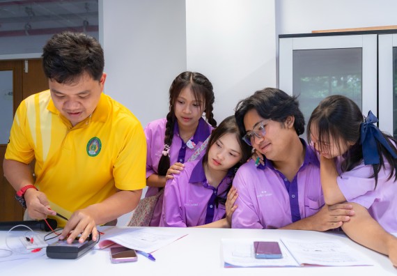 ภาพกิจกรรม คณะวิทยาศาสตร์และเทคโนโลยี มหาวิทยาลัยราชภัฏกำแพงเพชร ร่วมกับโรงเรียนคลองขลุงราษฎร์รังสรรค์ กำหนดจัดกิจกรรมค่ายบูรณาการวิทยาศาสตร์ คณิตศาสตร์และเทคโนโลยีเพื่อส่งเสริมนักเรียนในโครงการห้องเรียนพิเศษ (E-SMART) 