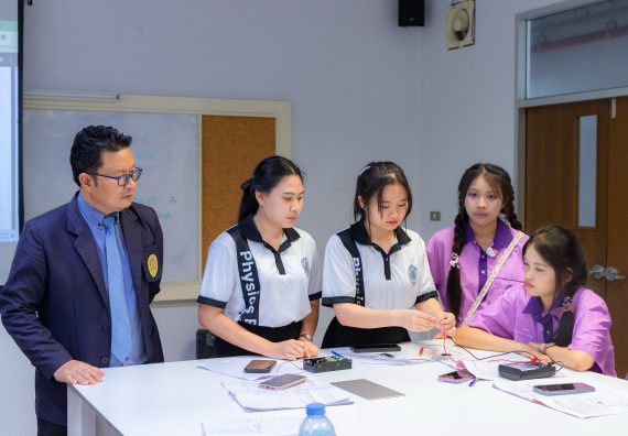 ภาพกิจกรรม คณะวิทยาศาสตร์และเทคโนโลยี มหาวิทยาลัยราชภัฏกำแพงเพชร ร่วมกับโรงเรียนคลองขลุงราษฎร์รังสรรค์ กำหนดจัดกิจกรรมค่ายบูรณาการวิทยาศาสตร์ คณิตศาสตร์และเทคโนโลยีเพื่อส่งเสริมนักเรียนในโครงการห้องเรียนพิเศษ (E-SMART) 