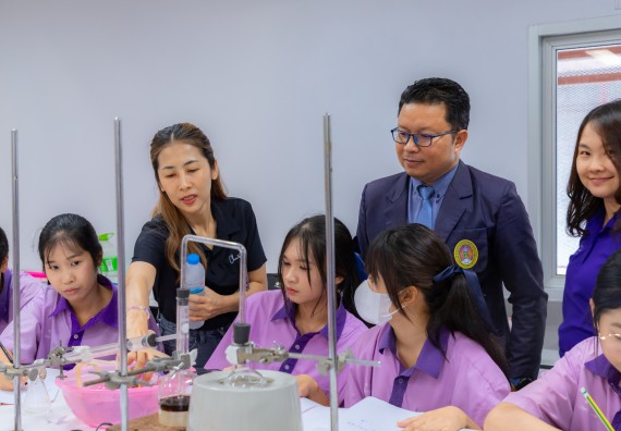 ภาพกิจกรรม คณะวิทยาศาสตร์และเทคโนโลยี มหาวิทยาลัยราชภัฏกำแพงเพชร ร่วมกับโรงเรียนคลองขลุงราษฎร์รังสรรค์ กำหนดจัดกิจกรรมค่ายบูรณาการวิทยาศาสตร์ คณิตศาสตร์และเทคโนโลยีเพื่อส่งเสริมนักเรียนในโครงการห้องเรียนพิเศษ (E-SMART) 