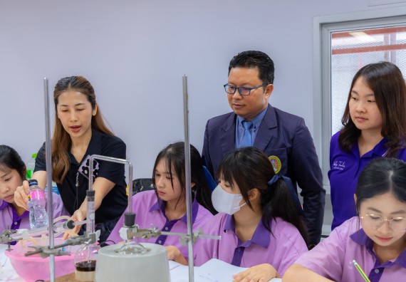 ภาพกิจกรรม คณะวิทยาศาสตร์และเทคโนโลยี มหาวิทยาลัยราชภัฏกำแพงเพชร ร่วมกับโรงเรียนคลองขลุงราษฎร์รังสรรค์ กำหนดจัดกิจกรรมค่ายบูรณาการวิทยาศาสตร์ คณิตศาสตร์และเทคโนโลยีเพื่อส่งเสริมนักเรียนในโครงการห้องเรียนพิเศษ (E-SMART) 