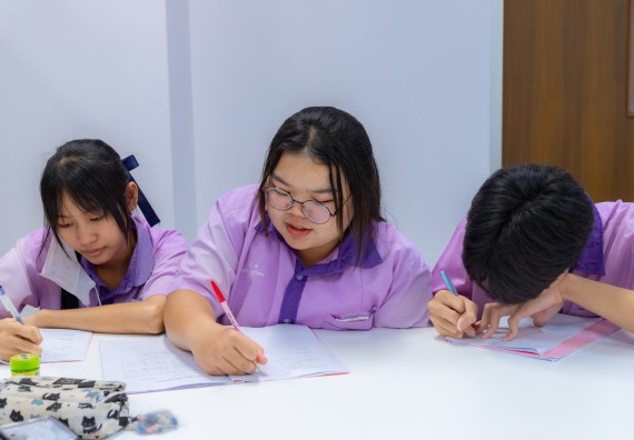 ภาพกิจกรรม คณะวิทยาศาสตร์และเทคโนโลยี มหาวิทยาลัยราชภัฏกำแพงเพชร ร่วมกับโรงเรียนคลองขลุงราษฎร์รังสรรค์ กำหนดจัดกิจกรรมค่ายบูรณาการวิทยาศาสตร์ คณิตศาสตร์และเทคโนโลยีเพื่อส่งเสริมนักเรียนในโครงการห้องเรียนพิเศษ (E-SMART) 