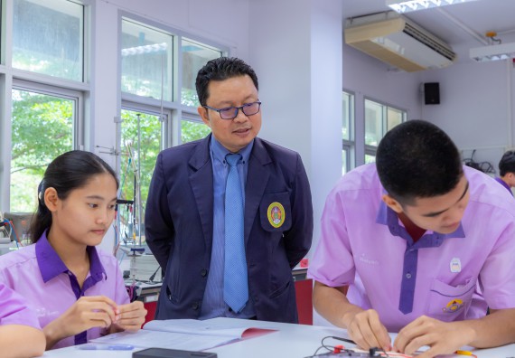 ภาพกิจกรรม คณะวิทยาศาสตร์และเทคโนโลยี มหาวิทยาลัยราชภัฏกำแพงเพชร ร่วมกับโรงเรียนคลองขลุงราษฎร์รังสรรค์ กำหนดจัดกิจกรรมค่ายบูรณาการวิทยาศาสตร์ คณิตศาสตร์และเทคโนโลยีเพื่อส่งเสริมนักเรียนในโครงการห้องเรียนพิเศษ (E-SMART) 