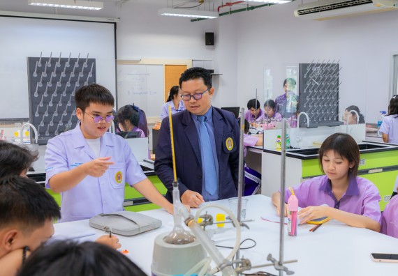 ภาพกิจกรรม คณะวิทยาศาสตร์และเทคโนโลยี มหาวิทยาลัยราชภัฏกำแพงเพชร ร่วมกับโรงเรียนคลองขลุงราษฎร์รังสรรค์ กำหนดจัดกิจกรรมค่ายบูรณาการวิทยาศาสตร์ คณิตศาสตร์และเทคโนโลยีเพื่อส่งเสริมนักเรียนในโครงการห้องเรียนพิเศษ (E-SMART) 