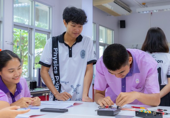 ภาพกิจกรรม คณะวิทยาศาสตร์และเทคโนโลยี มหาวิทยาลัยราชภัฏกำแพงเพชร ร่วมกับโรงเรียนคลองขลุงราษฎร์รังสรรค์ กำหนดจัดกิจกรรมค่ายบูรณาการวิทยาศาสตร์ คณิตศาสตร์และเทคโนโลยีเพื่อส่งเสริมนักเรียนในโครงการห้องเรียนพิเศษ (E-SMART) 