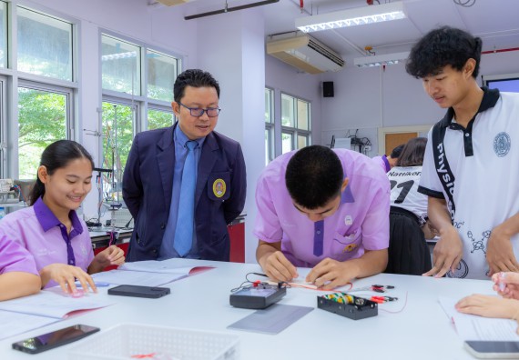 ภาพกิจกรรม คณะวิทยาศาสตร์และเทคโนโลยี มหาวิทยาลัยราชภัฏกำแพงเพชร ร่วมกับโรงเรียนคลองขลุงราษฎร์รังสรรค์ กำหนดจัดกิจกรรมค่ายบูรณาการวิทยาศาสตร์ คณิตศาสตร์และเทคโนโลยีเพื่อส่งเสริมนักเรียนในโครงการห้องเรียนพิเศษ (E-SMART) 