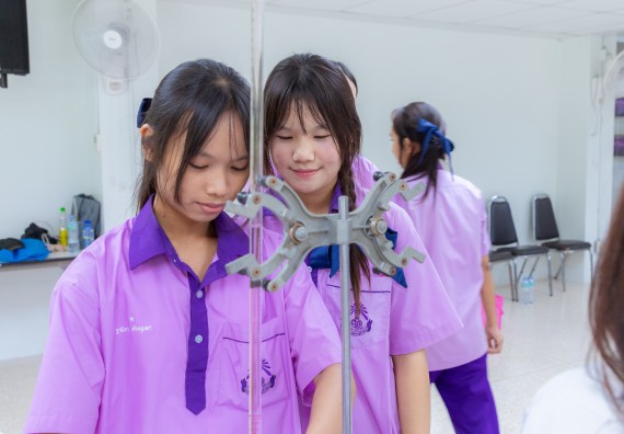 ภาพกิจกรรม คณะวิทยาศาสตร์และเทคโนโลยี มหาวิทยาลัยราชภัฏกำแพงเพชร ร่วมกับโรงเรียนคลองขลุงราษฎร์รังสรรค์ กำหนดจัดกิจกรรมค่ายบูรณาการวิทยาศาสตร์ คณิตศาสตร์และเทคโนโลยีเพื่อส่งเสริมนักเรียนในโครงการห้องเรียนพิเศษ (E-SMART) 