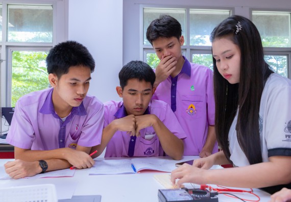 ภาพกิจกรรม คณะวิทยาศาสตร์และเทคโนโลยี มหาวิทยาลัยราชภัฏกำแพงเพชร ร่วมกับโรงเรียนคลองขลุงราษฎร์รังสรรค์ กำหนดจัดกิจกรรมค่ายบูรณาการวิทยาศาสตร์ คณิตศาสตร์และเทคโนโลยีเพื่อส่งเสริมนักเรียนในโครงการห้องเรียนพิเศษ (E-SMART) 