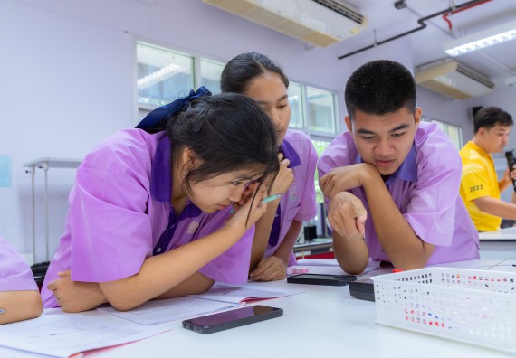 ภาพกิจกรรม คณะวิทยาศาสตร์และเทคโนโลยี มหาวิทยาลัยราชภัฏกำแพงเพชร ร่วมกับโรงเรียนคลองขลุงราษฎร์รังสรรค์ กำหนดจัดกิจกรรมค่ายบูรณาการวิทยาศาสตร์ คณิตศาสตร์และเทคโนโลยีเพื่อส่งเสริมนักเรียนในโครงการห้องเรียนพิเศษ (E-SMART) 