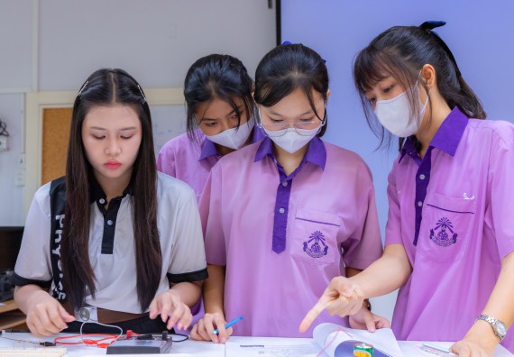 ภาพกิจกรรม คณะวิทยาศาสตร์และเทคโนโลยี มหาวิทยาลัยราชภัฏกำแพงเพชร ร่วมกับโรงเรียนคลองขลุงราษฎร์รังสรรค์ กำหนดจัดกิจกรรมค่ายบูรณาการวิทยาศาสตร์ คณิตศาสตร์และเทคโนโลยีเพื่อส่งเสริมนักเรียนในโครงการห้องเรียนพิเศษ (E-SMART) 