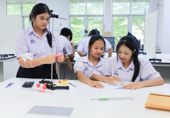 ภาพกิจกรรม   คณะวิทยาศาสตร์และเทคโนโลยี มหาวิทยาลัยราชภัฏกําแพงเพชร จัดการแข่งขันทักษะทางวิทยาศาสตร์และเทคโนโลยี ระดับมัธยมศึกษาตอนต้น ระดับมัธยมศึกษาตอนปลาย ในงานสัปดาห์วิทยาศาสตร์แห่งชาติ ส่วนภูมิภาค ประจำปี 2568