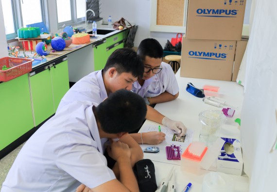 ภาพกิจกรรม   คณะวิทยาศาสตร์และเทคโนโลยี มหาวิทยาลัยราชภัฏกําแพงเพชร จัดการแข่งขันทักษะทางวิทยาศาสตร์และเทคโนโลยี ระดับมัธยมศึกษาตอนต้น ระดับมัธยมศึกษาตอนปลาย ในงานสัปดาห์วิทยาศาสตร์แห่งชาติ ส่วนภูมิภาค ประจำปี 2568