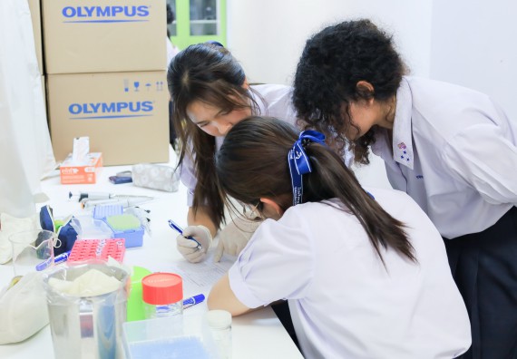 ภาพกิจกรรม   คณะวิทยาศาสตร์และเทคโนโลยี มหาวิทยาลัยราชภัฏกําแพงเพชร จัดการแข่งขันทักษะทางวิทยาศาสตร์และเทคโนโลยี ระดับมัธยมศึกษาตอนต้น ระดับมัธยมศึกษาตอนปลาย ในงานสัปดาห์วิทยาศาสตร์แห่งชาติ ส่วนภูมิภาค ประจำปี 2568