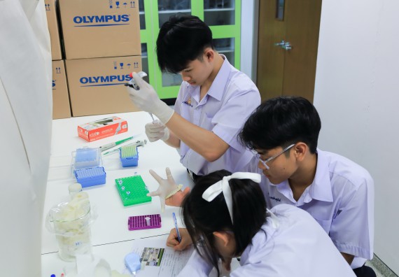 ภาพกิจกรรม   คณะวิทยาศาสตร์และเทคโนโลยี มหาวิทยาลัยราชภัฏกําแพงเพชร จัดการแข่งขันทักษะทางวิทยาศาสตร์และเทคโนโลยี ระดับมัธยมศึกษาตอนต้น ระดับมัธยมศึกษาตอนปลาย ในงานสัปดาห์วิทยาศาสตร์แห่งชาติ ส่วนภูมิภาค ประจำปี 2568