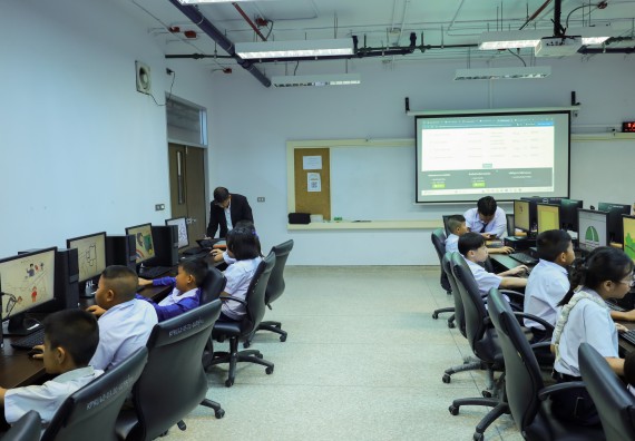 ภาพกิจกรรม  คณะวิทยาศาสตร์และเทคโนโลยี มหาวิทยาลัยราชภัฏกําแพงเพชร จัดการแข่งขันวาดภาพด้วยโปรแกรม Paint ระดับประถมศึกษาตอนต้น ระดับประถมศึกษาตอนปลาย ในงานสัปดาห์วิทยาศาสตร์แห่งชาติ ส่วนภูมิภาค ประจำปี 2568