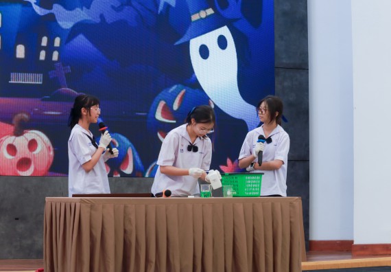 ภาพกิจกรรม   คณะวิทยาศาสตร์และเทคโนโลยี มหาวิทยาลัยราชภัฏกําแพงเพชร จัดการประกวดการแสดงทางวิทยาศาสตร์ (Science Show) ระดับมัธยมศึกษาตอนต้น ระดับมัธยมศึกษาตอนปลาย ในงานสัปดาห์วิทยาศาสตร์แห่งชาติ ส่วนภูมิภาค ประจำปี 2568