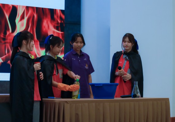 ภาพกิจกรรม   คณะวิทยาศาสตร์และเทคโนโลยี มหาวิทยาลัยราชภัฏกําแพงเพชร จัดการประกวดการแสดงทางวิทยาศาสตร์ (Science Show) ระดับมัธยมศึกษาตอนต้น ระดับมัธยมศึกษาตอนปลาย ในงานสัปดาห์วิทยาศาสตร์แห่งชาติ ส่วนภูมิภาค ประจำปี 2568