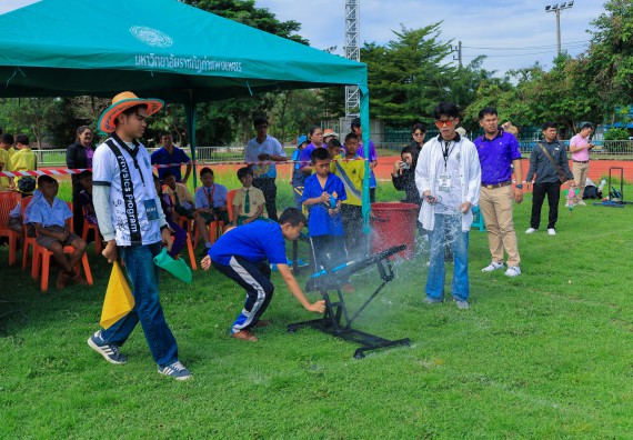 ภาพกิจกรรม  คณะวิทยาศาสตร์และเทคโนโลยี มหาวิทยาลัยราชภัฏกําแพงเพชร จัดการแข่งขันจรวดขวดน้ำ ระดับประถมศึกษา ระดับมัธยมศึกษาตอนต้น ระดับมัธยมศึกษาตอนปลาย ในงานสัปดาห์วิทยาศาสตร์แห่งชาติ ส่วนภูมิภาค ประจำปี 2568