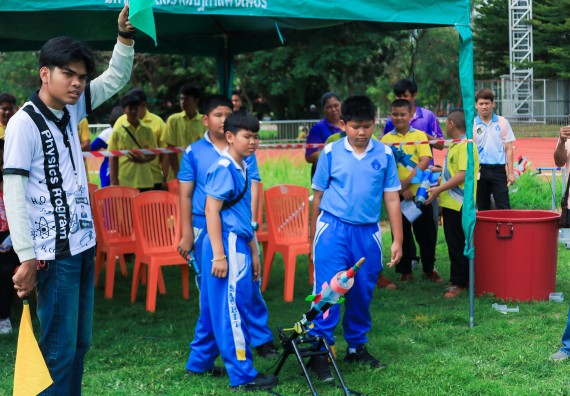 ภาพกิจกรรม  คณะวิทยาศาสตร์และเทคโนโลยี มหาวิทยาลัยราชภัฏกําแพงเพชร จัดการแข่งขันจรวดขวดน้ำ ระดับประถมศึกษา ระดับมัธยมศึกษาตอนต้น ระดับมัธยมศึกษาตอนปลาย ในงานสัปดาห์วิทยาศาสตร์แห่งชาติ ส่วนภูมิภาค ประจำปี 2568