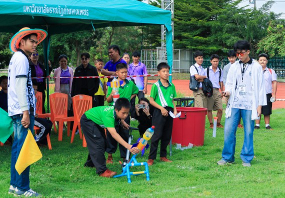 ภาพกิจกรรม  คณะวิทยาศาสตร์และเทคโนโลยี มหาวิทยาลัยราชภัฏกําแพงเพชร จัดการแข่งขันจรวดขวดน้ำ ระดับประถมศึกษา ระดับมัธยมศึกษาตอนต้น ระดับมัธยมศึกษาตอนปลาย ในงานสัปดาห์วิทยาศาสตร์แห่งชาติ ส่วนภูมิภาค ประจำปี 2568