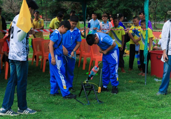 ภาพกิจกรรม  คณะวิทยาศาสตร์และเทคโนโลยี มหาวิทยาลัยราชภัฏกําแพงเพชร จัดการแข่งขันจรวดขวดน้ำ ระดับประถมศึกษา ระดับมัธยมศึกษาตอนต้น ระดับมัธยมศึกษาตอนปลาย ในงานสัปดาห์วิทยาศาสตร์แห่งชาติ ส่วนภูมิภาค ประจำปี 2568