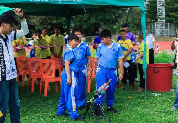 ภาพกิจกรรม  คณะวิทยาศาสตร์และเทคโนโลยี มหาวิทยาลัยราชภัฏกําแพงเพชร จัดการแข่งขันจรวดขวดน้ำ ระดับประถมศึกษา ระดับมัธยมศึกษาตอนต้น ระดับมัธยมศึกษาตอนปลาย ในงานสัปดาห์วิทยาศาสตร์แห่งชาติ ส่วนภูมิภาค ประจำปี 2568