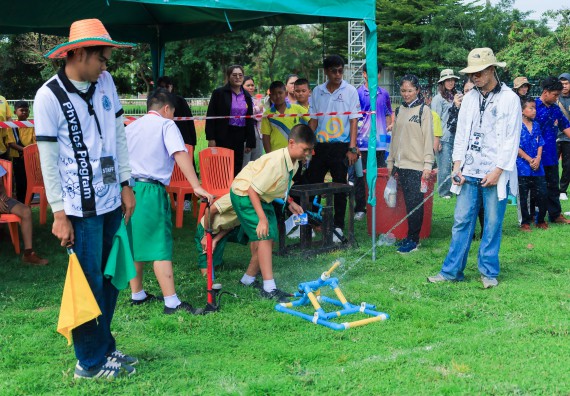 ภาพกิจกรรม  คณะวิทยาศาสตร์และเทคโนโลยี มหาวิทยาลัยราชภัฏกําแพงเพชร จัดการแข่งขันจรวดขวดน้ำ ระดับประถมศึกษา ระดับมัธยมศึกษาตอนต้น ระดับมัธยมศึกษาตอนปลาย ในงานสัปดาห์วิทยาศาสตร์แห่งชาติ ส่วนภูมิภาค ประจำปี 2568